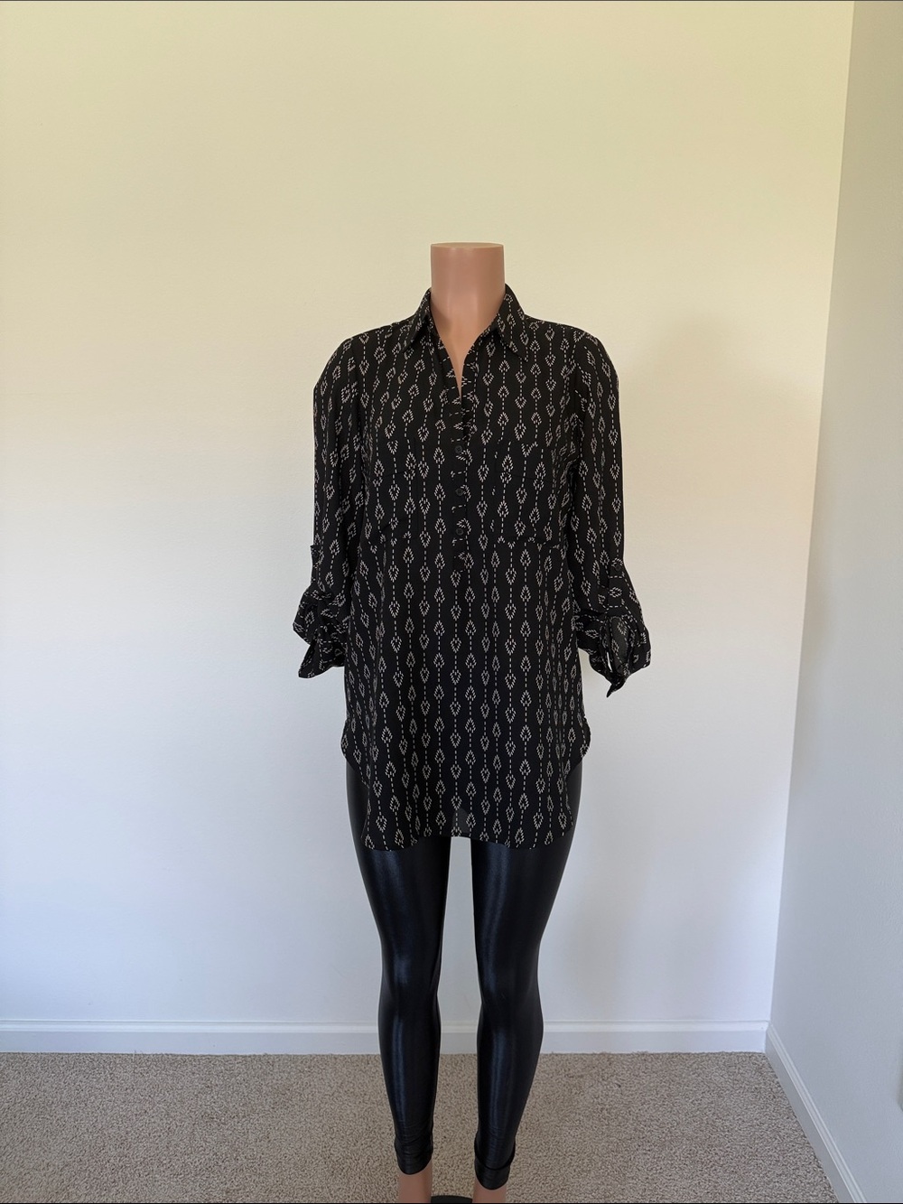 Pleione Black Geometric Print Button-Front Blouse size medium